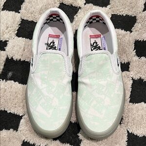 Vans White & Light Green Slip-On Shoes
Skate Slip on Glow In The Dark Low Skate